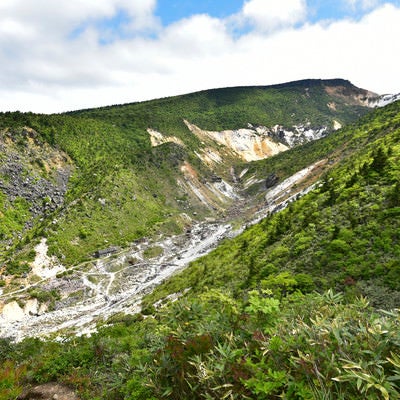 安達太良山沼尻コースから見る湯畑の写真