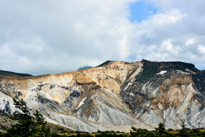 曇り空のしたの安達太良山爆裂火口の写真