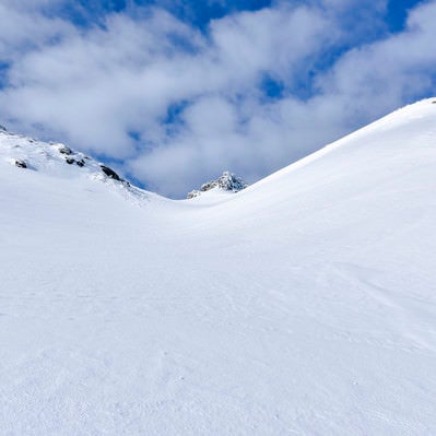 雪にとざされた谷間（安達太良山）の写真