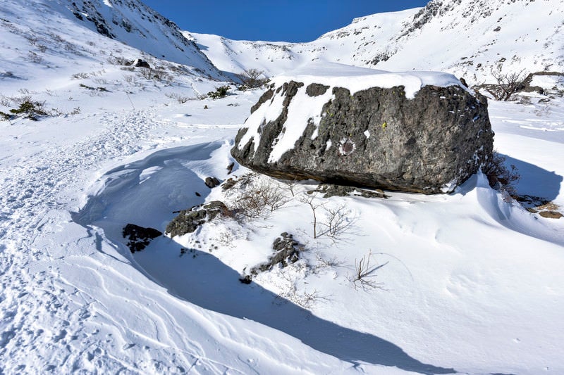 雪に埋もれた登山者用のマーキング（安達太良山）の写真