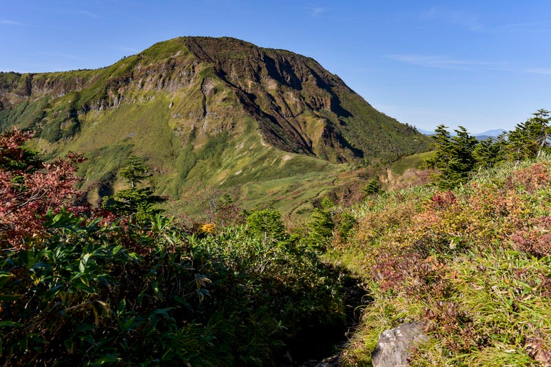 雄々しい見た目の秋の苗場山（なえばさん）の写真