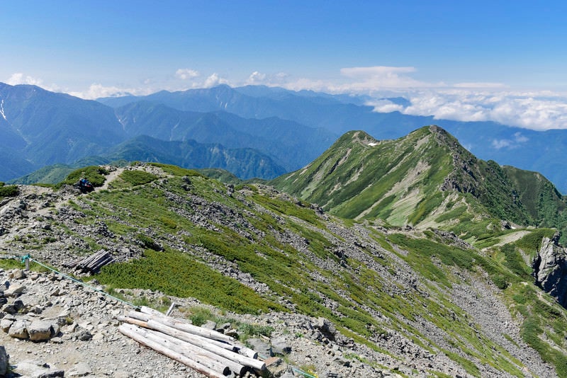 青空広がる南アルプスの山々と大仙丈ヶ岳（仙丈ヶ岳）の写真