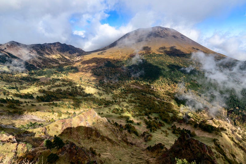 トーミの頭方面から見る紅葉の浅間山（あさまやま）の写真