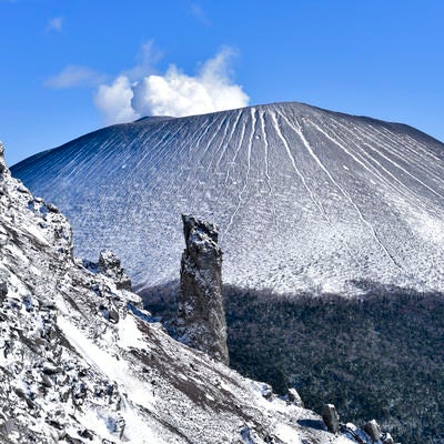 鞘ヶ峰の稜線からみた浅間山（あさまやま）の写真