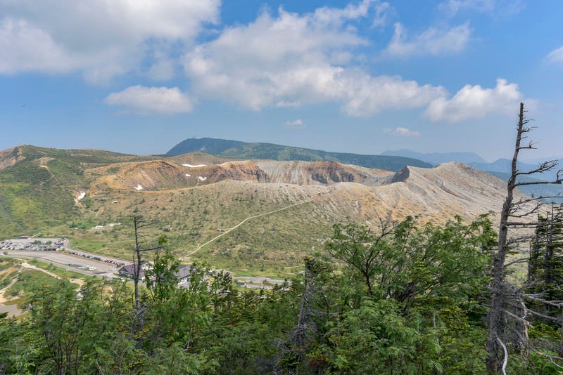 本白根山から見た草津白根山湯釜方面の写真