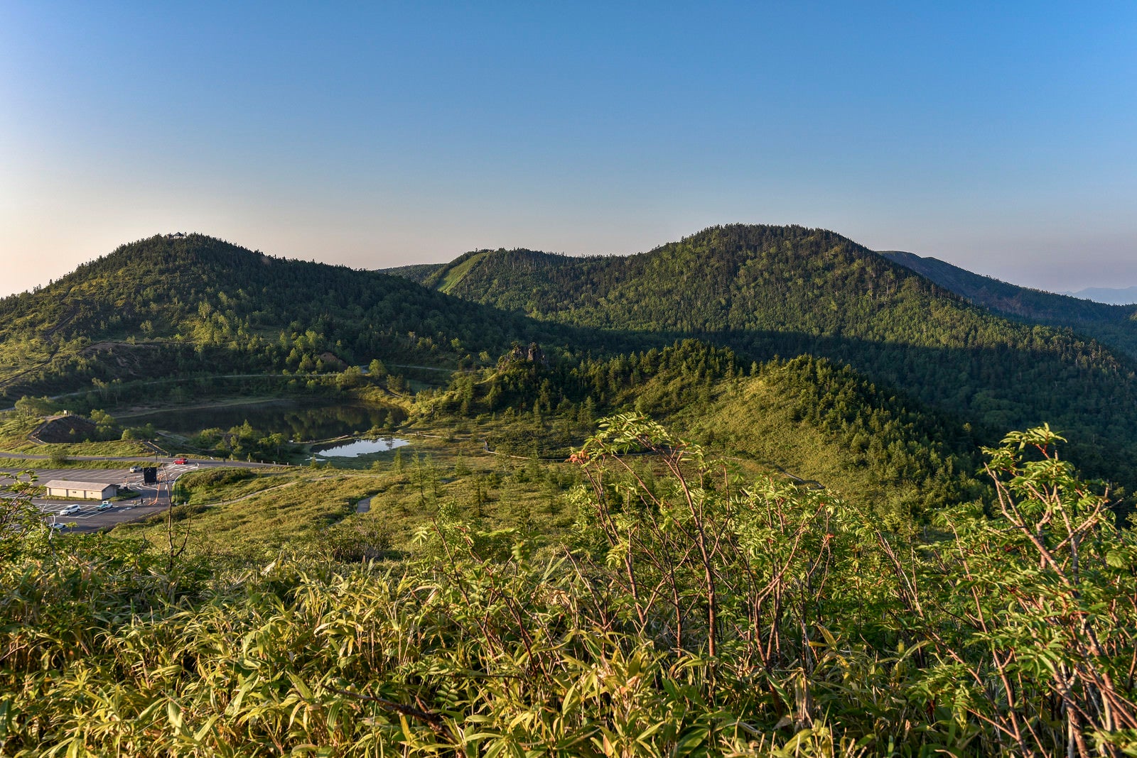 「湯釜方面から見る本白根山方面（草津白根山）」の写真