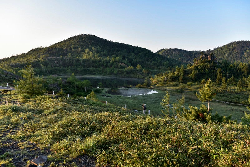 草津白根山湯釜駐車場から見る弓池方面の写真