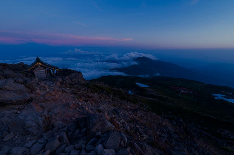 低い雲が広がる白山山麓方面の写真