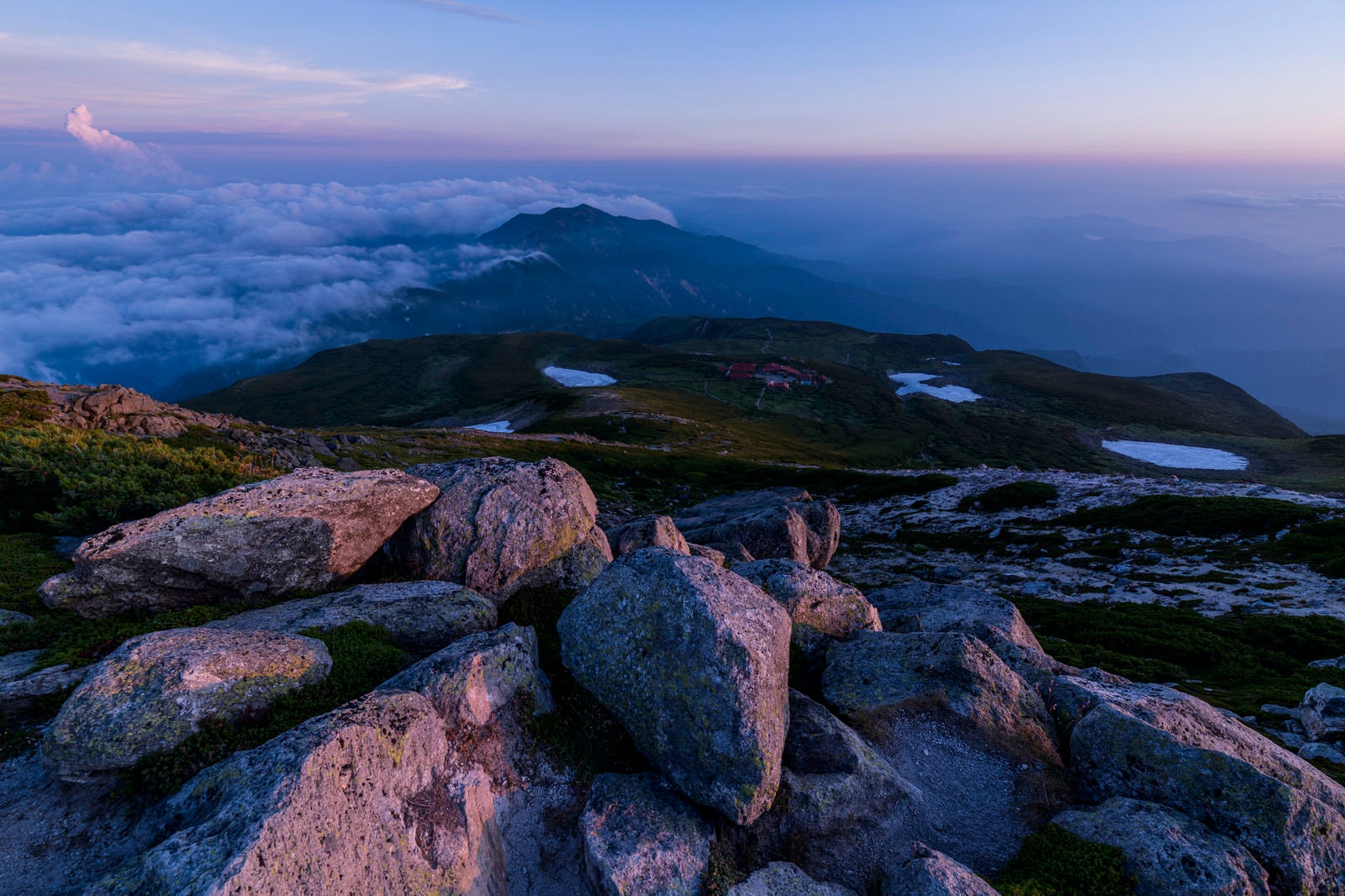 「夕焼けの光差す白山室堂方面の景色（白山）」の写真