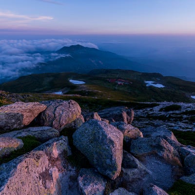 夕焼けの光差す白山室堂方面の景色（白山）の写真