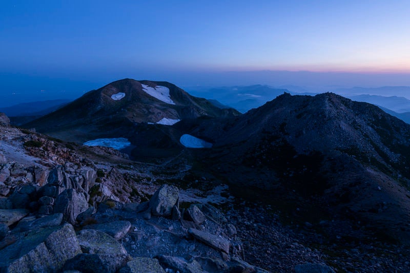 夜明けを待つ大汝峰と剣ヶ峰（白山）の写真