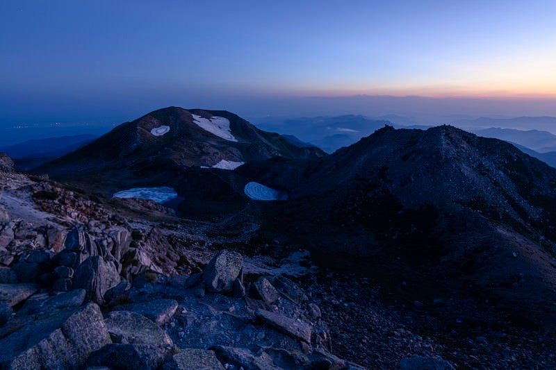 夜明け前の白山山頂の景色の写真