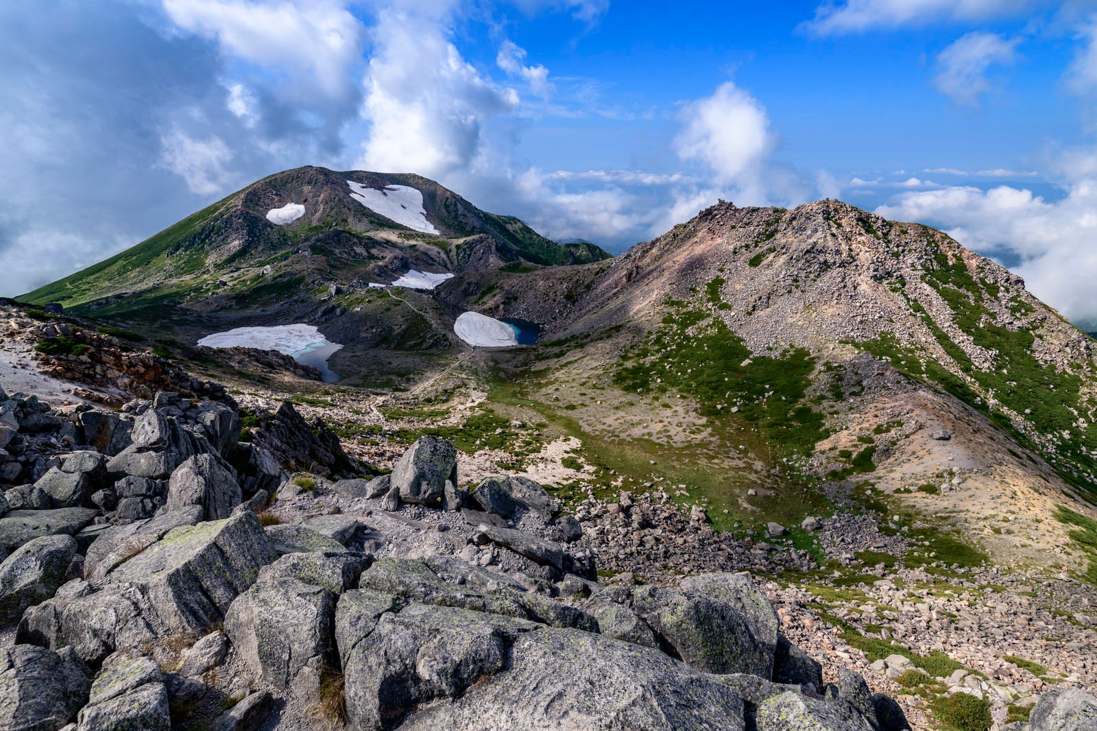 「晴れた空の下の大汝峰と剣ヶ峰（白山）」の写真