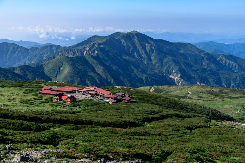 白山室堂小屋と別山の遠景の写真