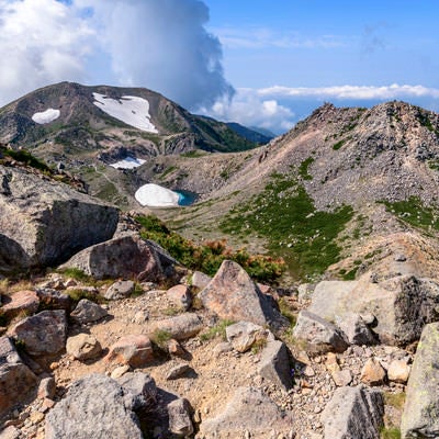 白山御前峰から剣ヶ峰と大汝峰を見るの写真