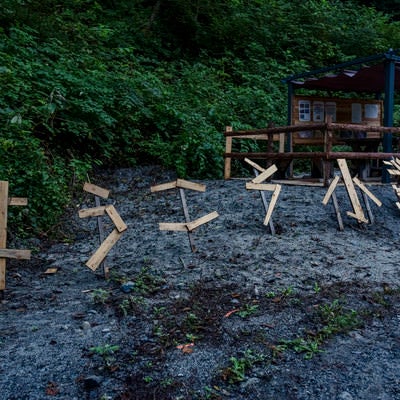 鳳凰山登山口に作られた文字「ようこそ小武川」（鳳凰三山）の写真