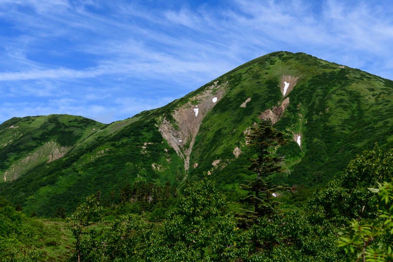 晴天の空の下の火打山山頂方面の写真