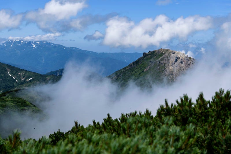 火打山から見える焼山（やけやま）の写真