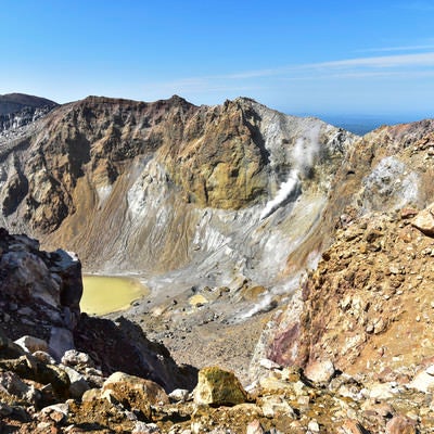 巨大な雌阿寒岳火口壁の写真