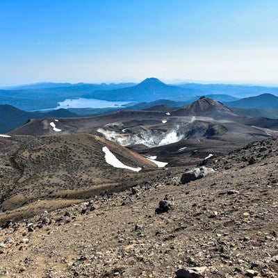 雌阿寒岳からみる阿寒湖方面の写真