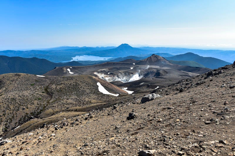 雌阿寒岳からみる阿寒湖方面の写真