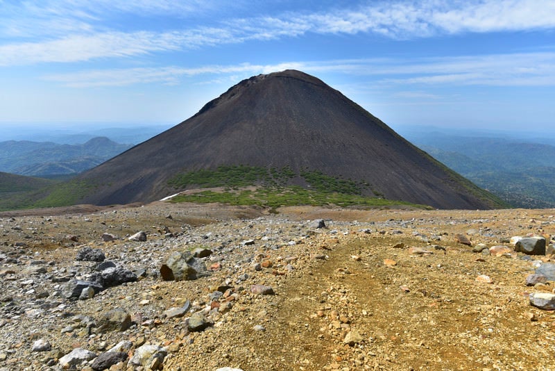 雌阿寒岳から見る阿寒富士の写真