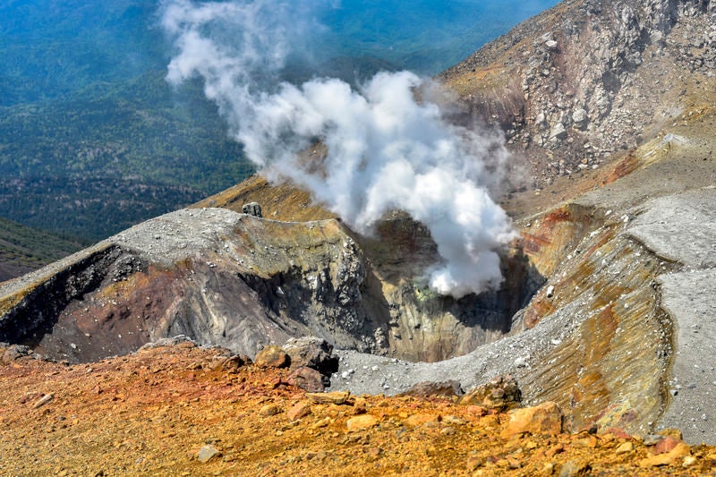 雌阿寒岳中腹から湧き上がる噴気の写真