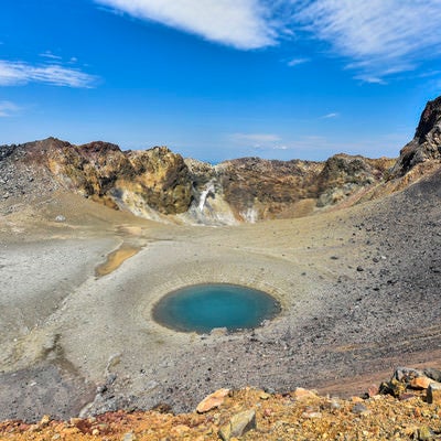 雌阿寒岳火口にぽつりとある青池の写真