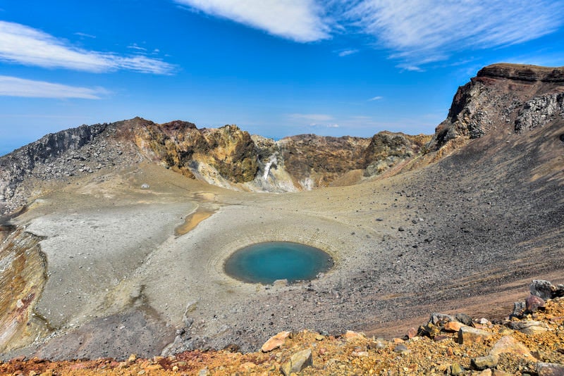 雌阿寒岳火口にぽつりとある青池の写真