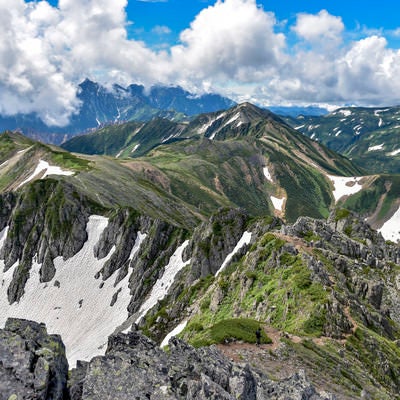 晴天の鷲羽岳と槍ヶ岳方面（水晶岳）の写真