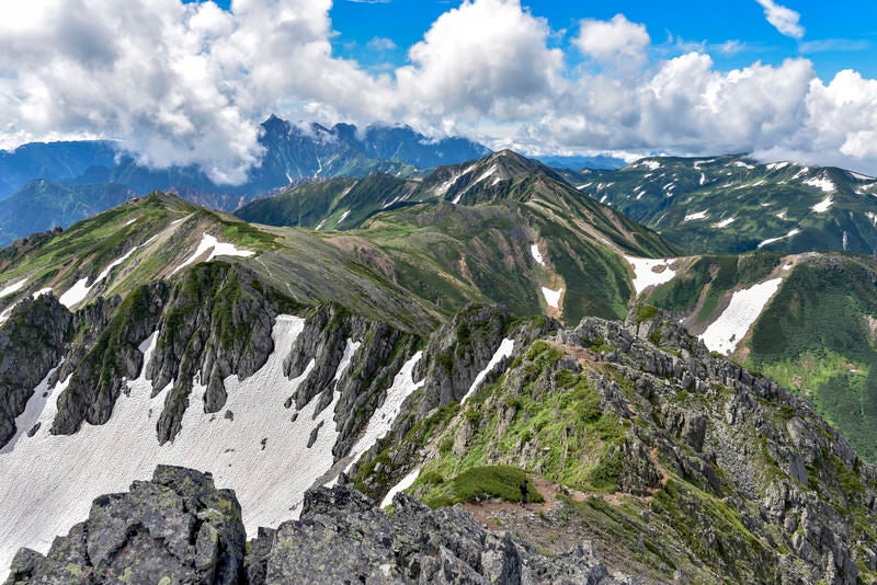 晴天の鷲羽岳と槍ヶ岳方面（水晶岳）の写真