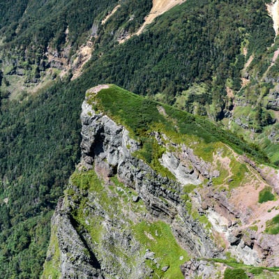 クライマーの登った後が壁に残る大同心（赤岳）の写真