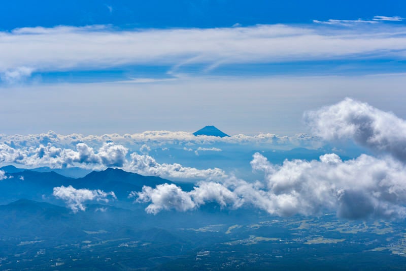 八ヶ岳から見るとシルエットだけが見える富士山（赤岳）の写真