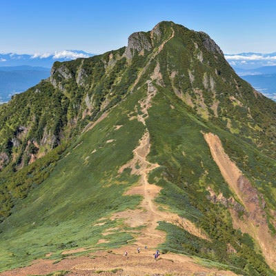 文三郎尾根を登る登山者と阿弥陀岳の景色（赤岳）の写真