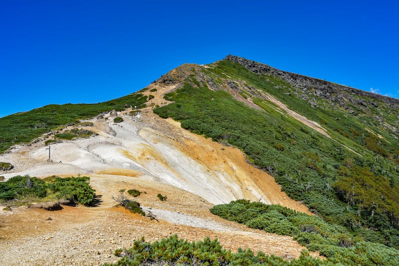 晴天の硫黄岳登山道（赤岩の頭）の写真