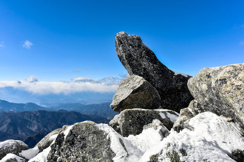 天へと突き上げる砂払ノ頭（金峰山）の写真