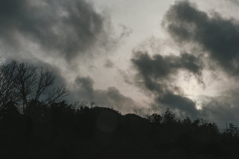 モノクロの曇り空の写真