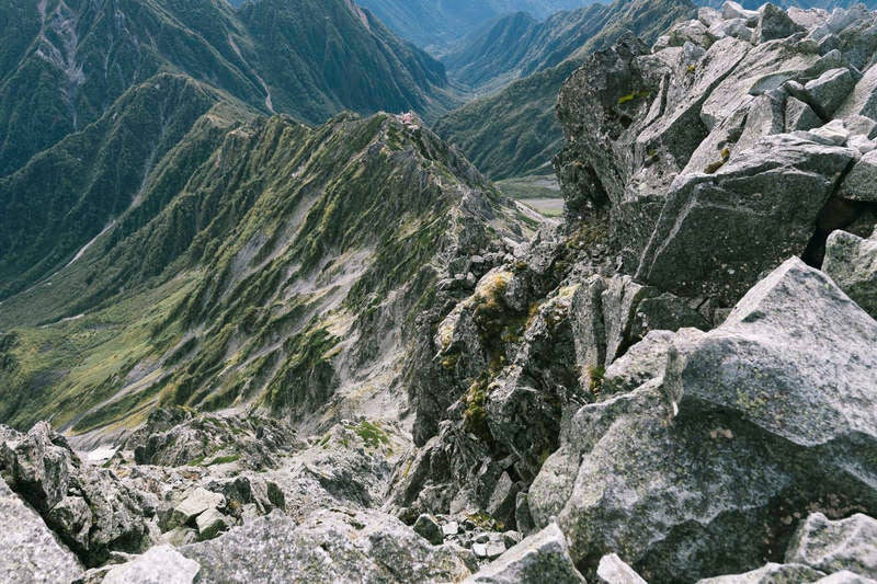 槍ヶ岳山頂から見る東鎌尾根方面の写真