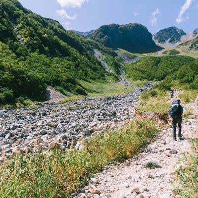 槍沢から天狗原を目指して歩く登山者の写真