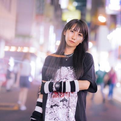 夜の繁華街を歩くV系彼女の写真