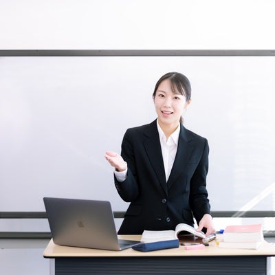 自己紹介中の女性講師の写真