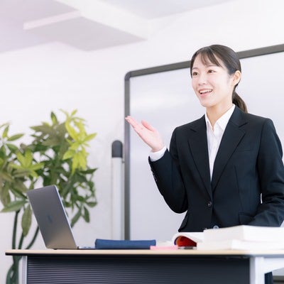 商品説明する女性社員の写真