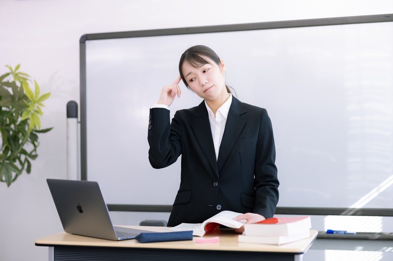 困惑する女性講師の写真