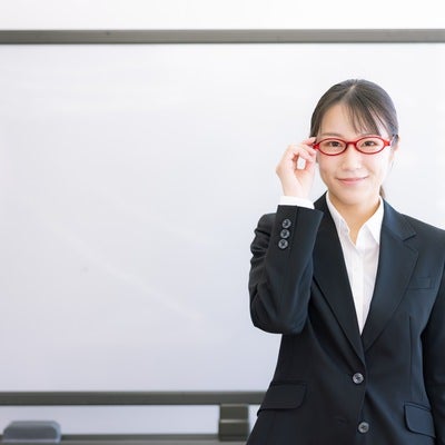 赤い眼鏡がトレードマークの女性講師の写真