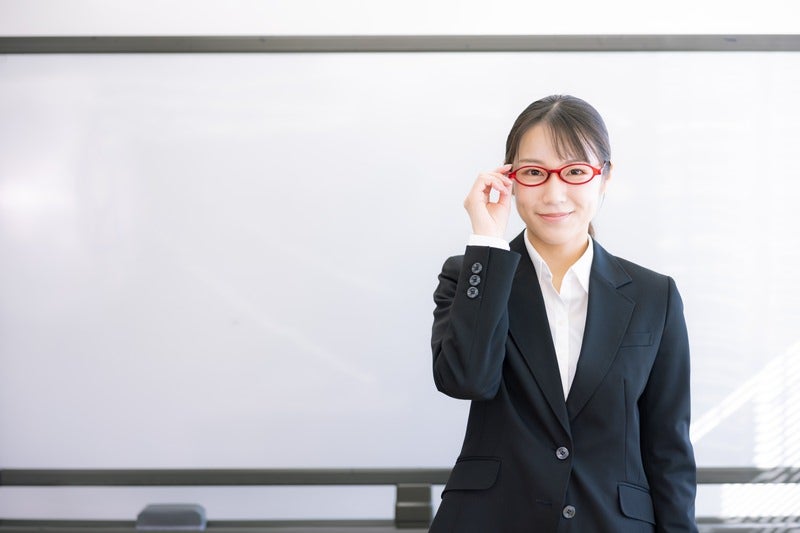 赤い眼鏡がトレードマークの女性講師の写真