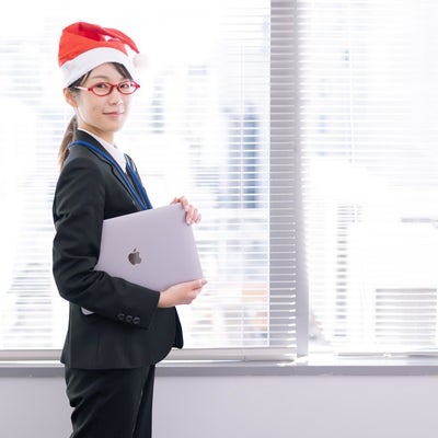 クリスマスモードの女性社員の写真