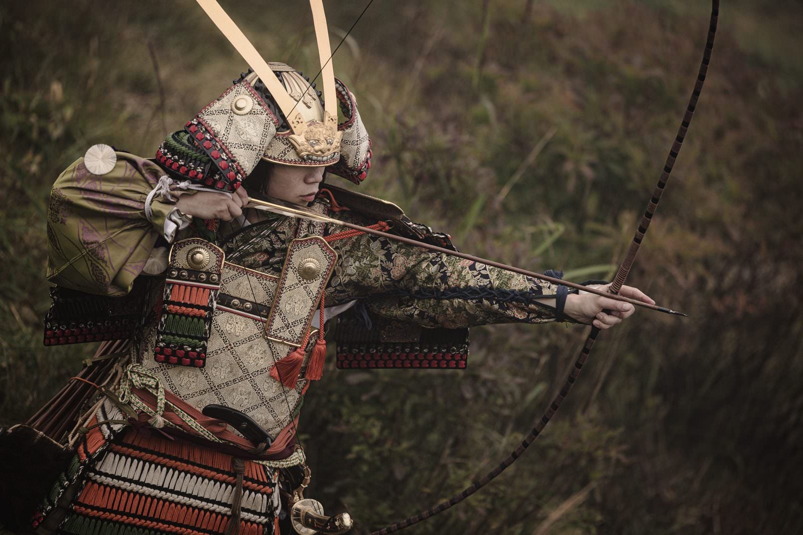 「大弓で獲物を追う武士」の写真［モデル：まーこ］