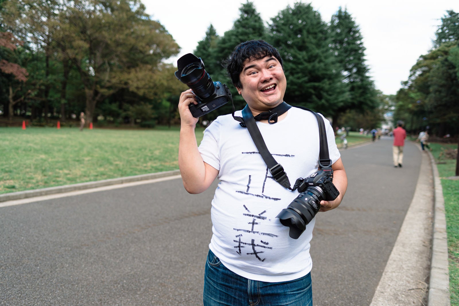 「「一眼レフとミラーレスならやっぱ一眼レフでしょ」と語る一眼レフ正義マン」の写真［モデル：段田隼人］