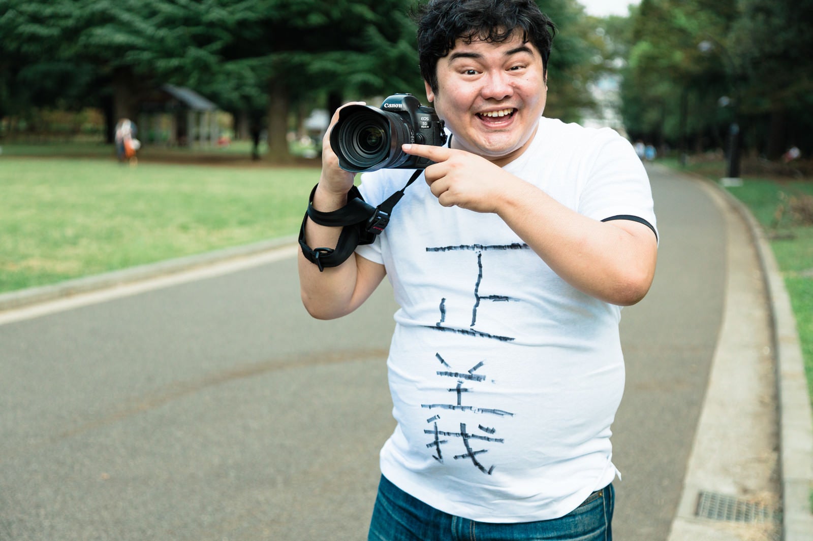 「やっぱり一眼レフのカメラは正義だよね」の写真［モデル：段田隼人］