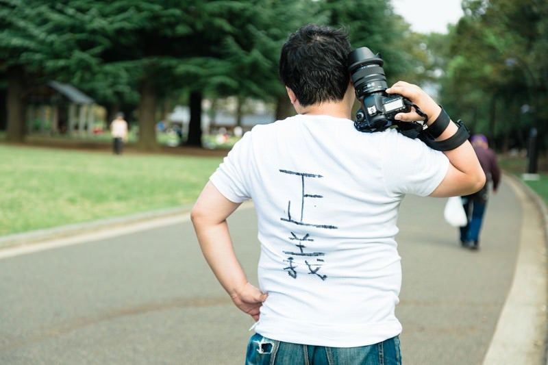 ウンチクが多そうなカメラマンさんの後ろ姿の写真